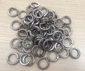 Long đền vênh inox 304