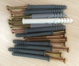 Vít Tắckê nhựa